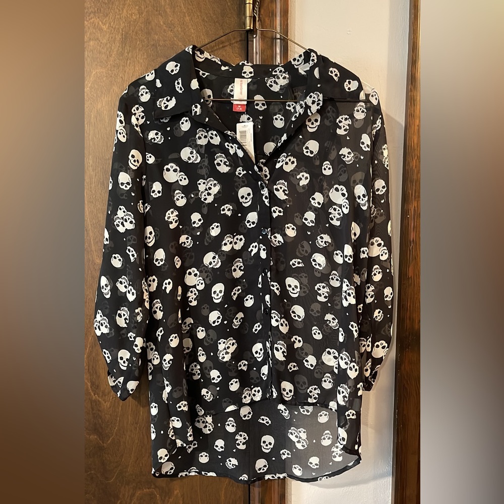 Brand new skull top with tags